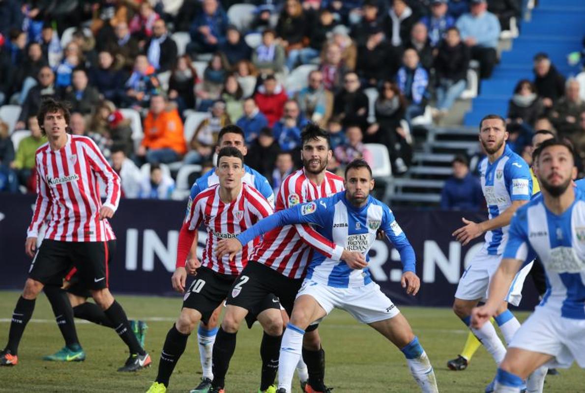 Muniain trata de superar a un rival. 