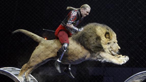 Un domador, a lomos de un león en un circo en San Petersburgo. 