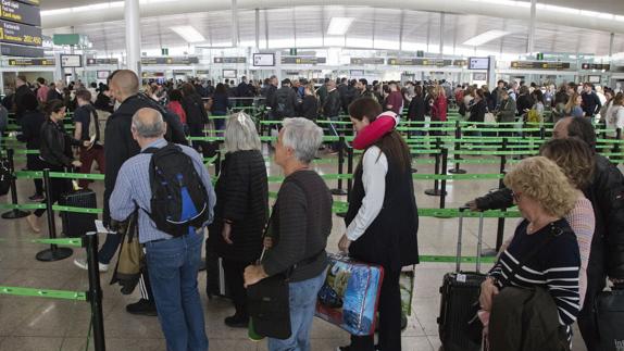 Colas en el control de pasaportes del aeropuerto de El Prat. 
