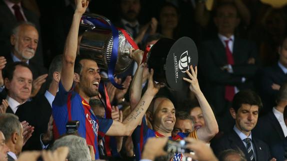 Busquets e Iniesta, con la Copa. 