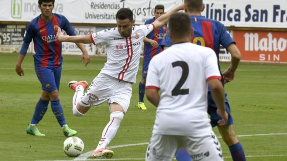 Benja dispara a puerta ante el Barça B. 