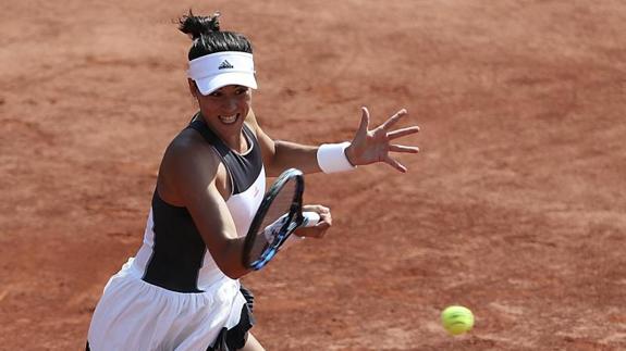 Garbiñe Muguruza, durante su partido frente a Francesca Schiavone en Roland Garros. 