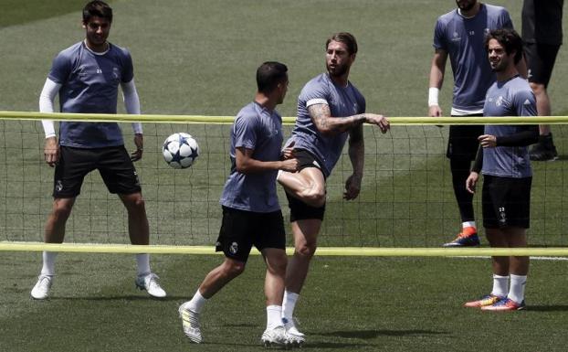 Sergio Ramos, junto a sus compañeros en un entrenamiento. 