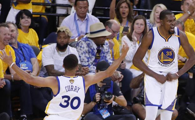 Durant celebra un punto junto a Curry. 