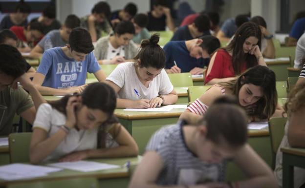 Varios estudiantes, en pruebas de acceso a la universidad en Valencia. 