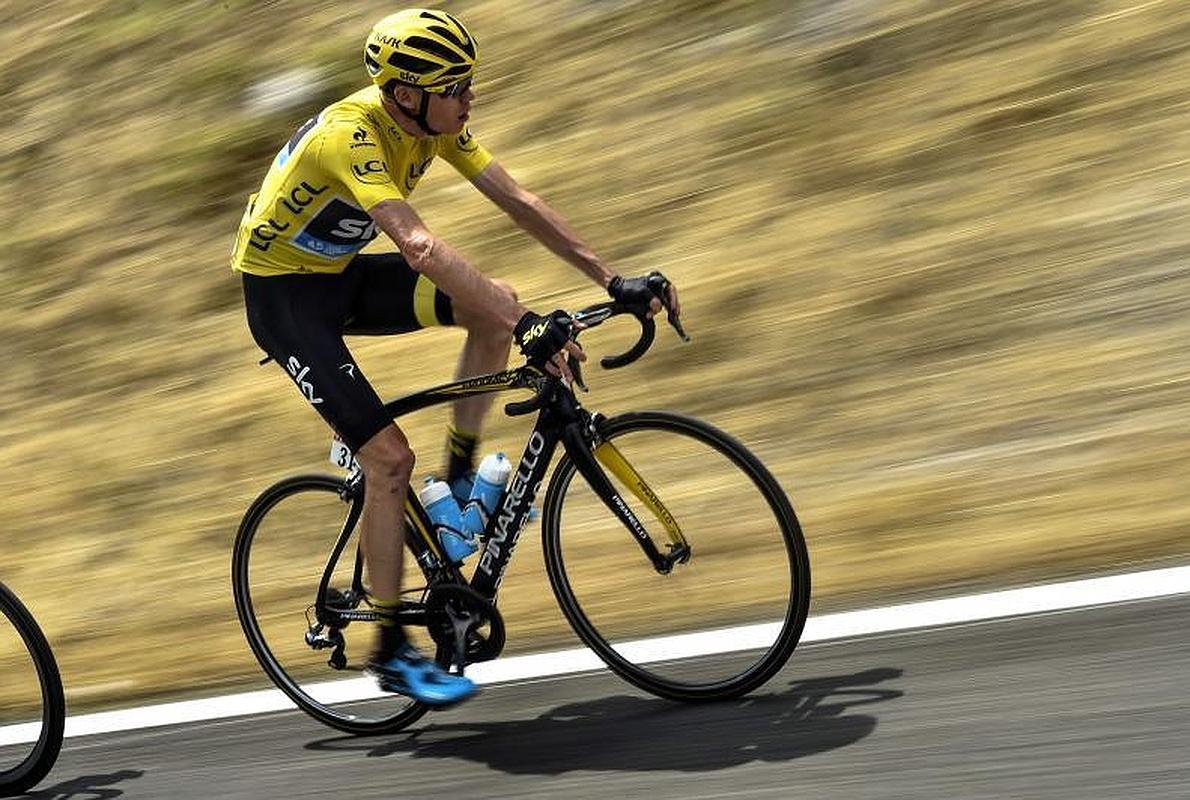 Froome mira hacia atrás durante la etapa. 