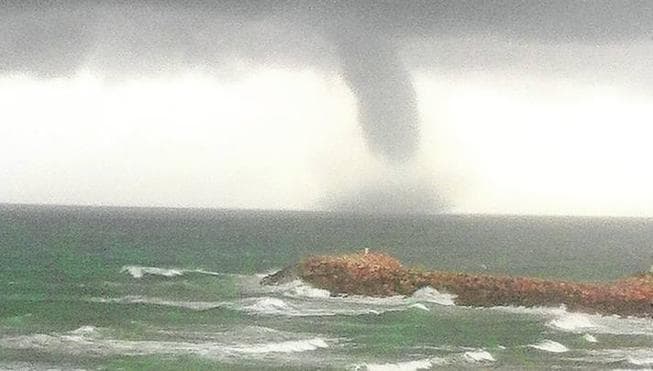 Una tormenta descarga granizo sobre Crevillent y Albatera