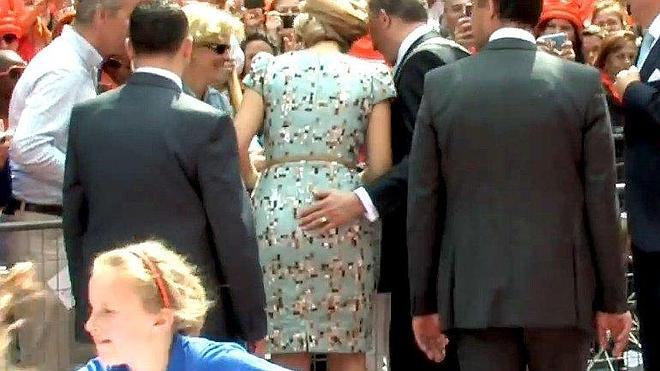 Un vídeo muestra a un regidor holandés acercar la mano a las posaderas de la reina Máxima