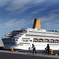 Crucero Oriana, amarrado en un muelle de Valencia, en una imagen de archivo. :: jesús signes