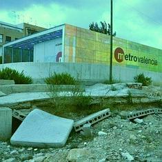 Zona abandonada junto a la estación del metro, en una imagen cedida por la asociación vecinal. :: lp