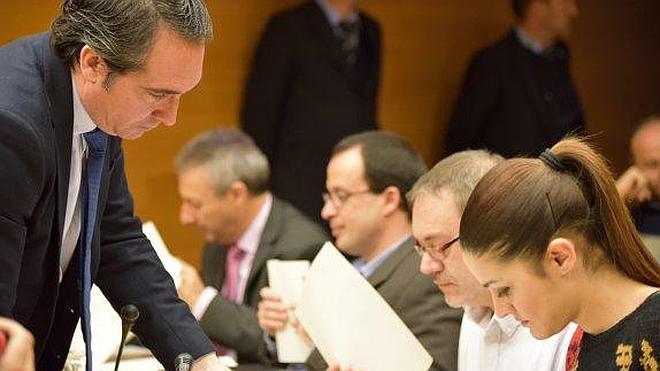 Diputados de la oposición, junto a Rubén Ibáñez (PP), ayer en la comisión de presupuestos. :: lp