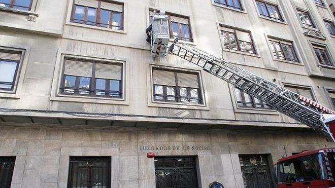 Los trabajos de saneamiento realizados por los bomberos el jueves. :: IRENE MARSILLA