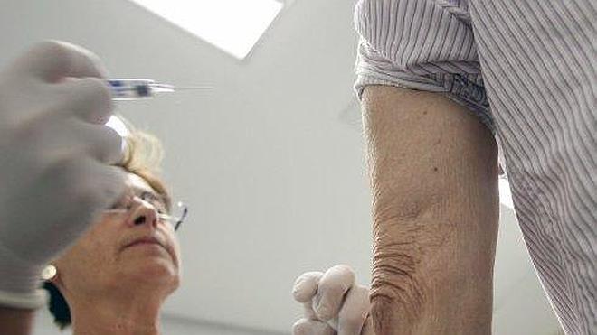 Un paciente se vacuna contra la gripe en un centro de salud. :: I. M.