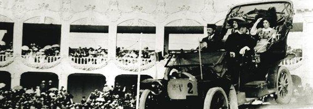 En la Exposición Regional de Valencia de 1909 el automóvil fue una de las grandes novedades, con una numerosa exhibición repleta de público.