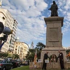 Estatua de Francesc de Vinatea en la plaza del Ayuntamiento.