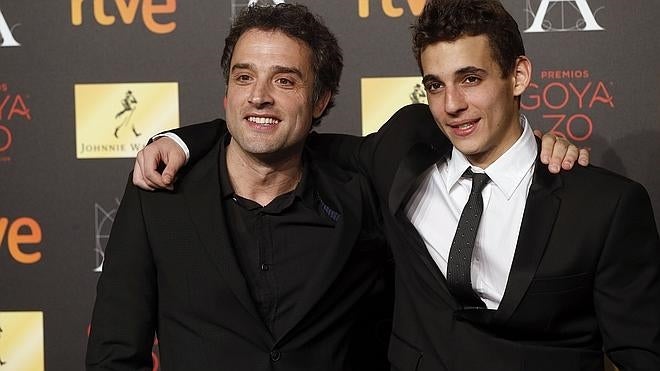 El director Daniel Guzmán posa junto al actor Miguel Herrán a su llegada a los Goya.
