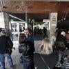 Varios periodistas ante la puerta del domicilio de Grau en Valencia.