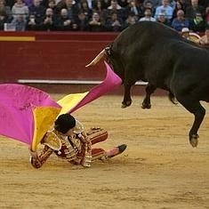 Román recibe a porta gayola a Botinero. :: txema rodríguez