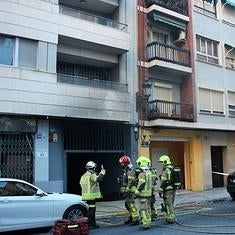 Un coche y una moto arden en el incendio de un garaje en el centro de Valencia