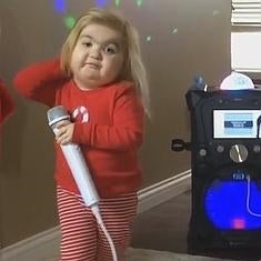 Audrey Nethery conquista las redes con su karaoke