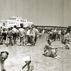 Aspecto de la playa de Nazaret en la década de 1960, con los balnearios Benimar y Marazul al fondo. :: avv. natzaret