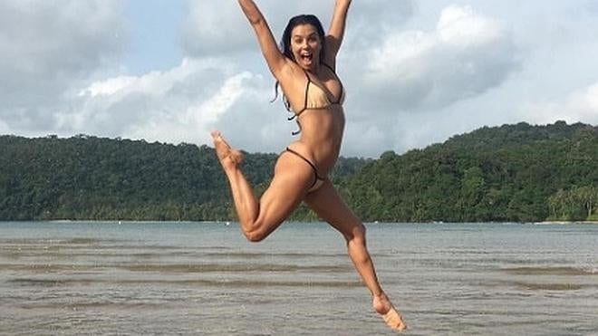 Eva Longoria presume de cuerpazo en su luna de miel