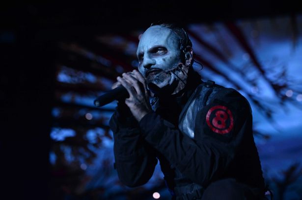 El cantante de Slipknot le tira el móvil a un fan durante un concierto