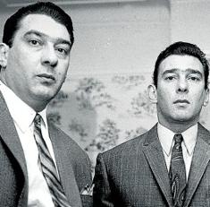 A Ron y Reg les gustaba vestir buenos trajes. Pasaron la mitad de su vida en la cárcel.