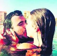 Alberto Garzón y su novia Ana, tras comprometerse.