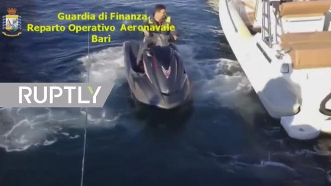 Dos traficantes huyen de la policía en una persecución por el mar Adriático