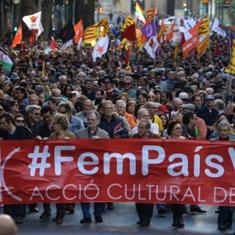 La última manifestación del 25 d'Abril, con la pancarta de Acció Cultural en primer término.