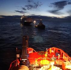 Tareas para remolcar al buque al puerto de Valencia. :: sm