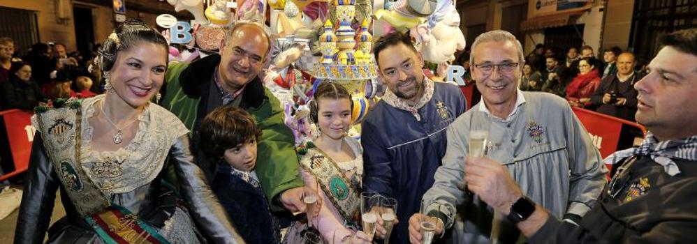 Campeones. En primer término, Mabel Pérez-Manglano, fallera mayor infantil y Jesús Barrachina, presidente infantil.