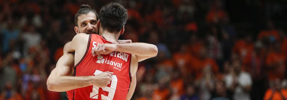 Antoine Diot y Fernando San Emeterio se abrazan tras meter al Valencia Basket en la final