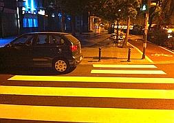 Dejan un paso de cebra inacabado en Valencia tras encontrar un coche estacionado sobre él