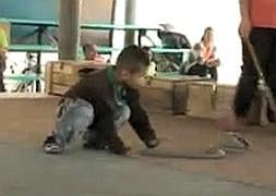 Niños contra serpientes, reclamo turístico de una aldea de Tailandia