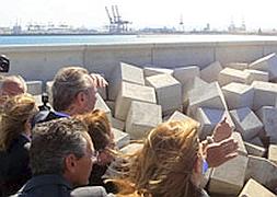 Las autoridades en la visita a las obras de ampliación del puerto de Valencia. / Juanjo Monzó