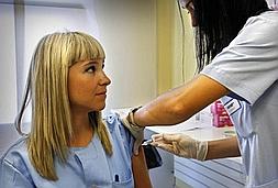Una joven se vacuna en un centro de salud. / LP