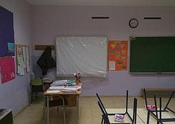 Una de las pizarras que continúa embalada en el centro educativo. / LP