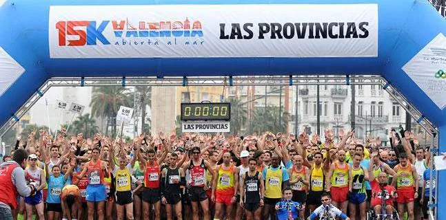 Los corredores, en la línea de salida de la pasada 15K de Valencia. / Fili Navarrete/FMG Valencia