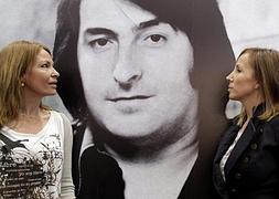 Amparo y Eva, las dos hijas del cantante Nino Bravo, posan con una gran foto de su padre en el homenaje que se le rinde. / EFE