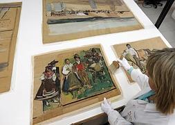 Un técnico de IVACOR manipula uno de los dibujos de Sorolla. / EFE | Kai Försterling