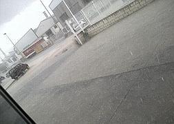 Un momento de la tormenta con granizo en Alzira. / @Quicojsm