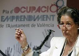 La alcaldesa ha presentado hoy el Plan de Empleo. / EFE