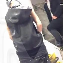Justin Bieber, orinando en el cubo de la limpieza de un restaurante. / TMZ