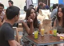 Participantes en una 'quedada' de idiomas.