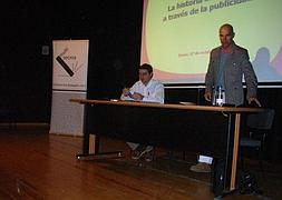 Una conferencia sobre la historia de la publicidad abarrota el Salón de Actos de la Casa de la Cultura