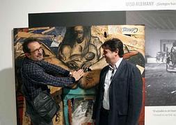 Una exposición convierte al espectador en 'voyeur' para conocer los estudios de 44 artistas