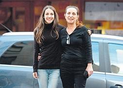 Paula Salom y Xisca Cañellas, hija y madre, posan enfrente de su bar, Es Suprem. :: joan lladó