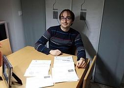 Jaime Ponce, en su domicilio, mostrando las cartas que ha recibido. / LP